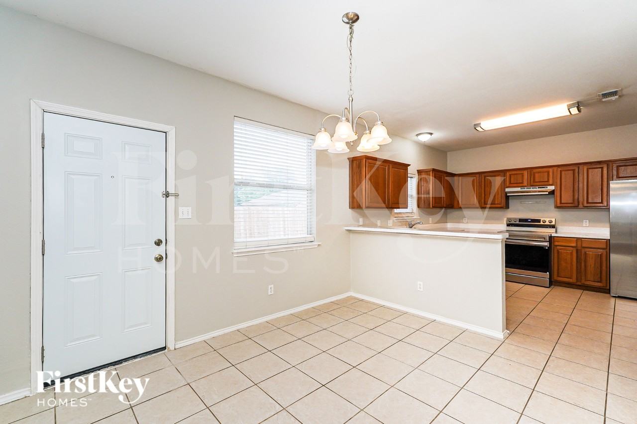 962 Heather St - Photo 5 of 19