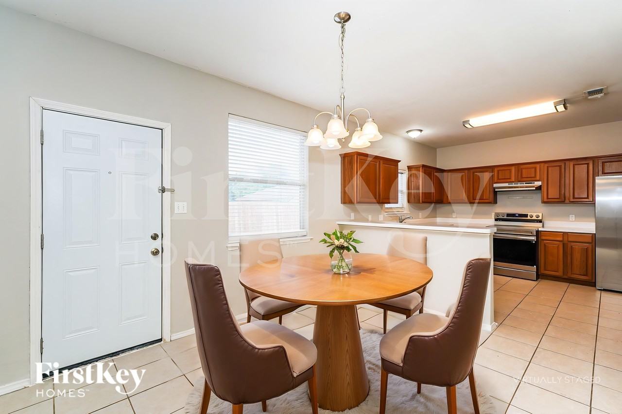 962 Heather St - Photo 6 of 19