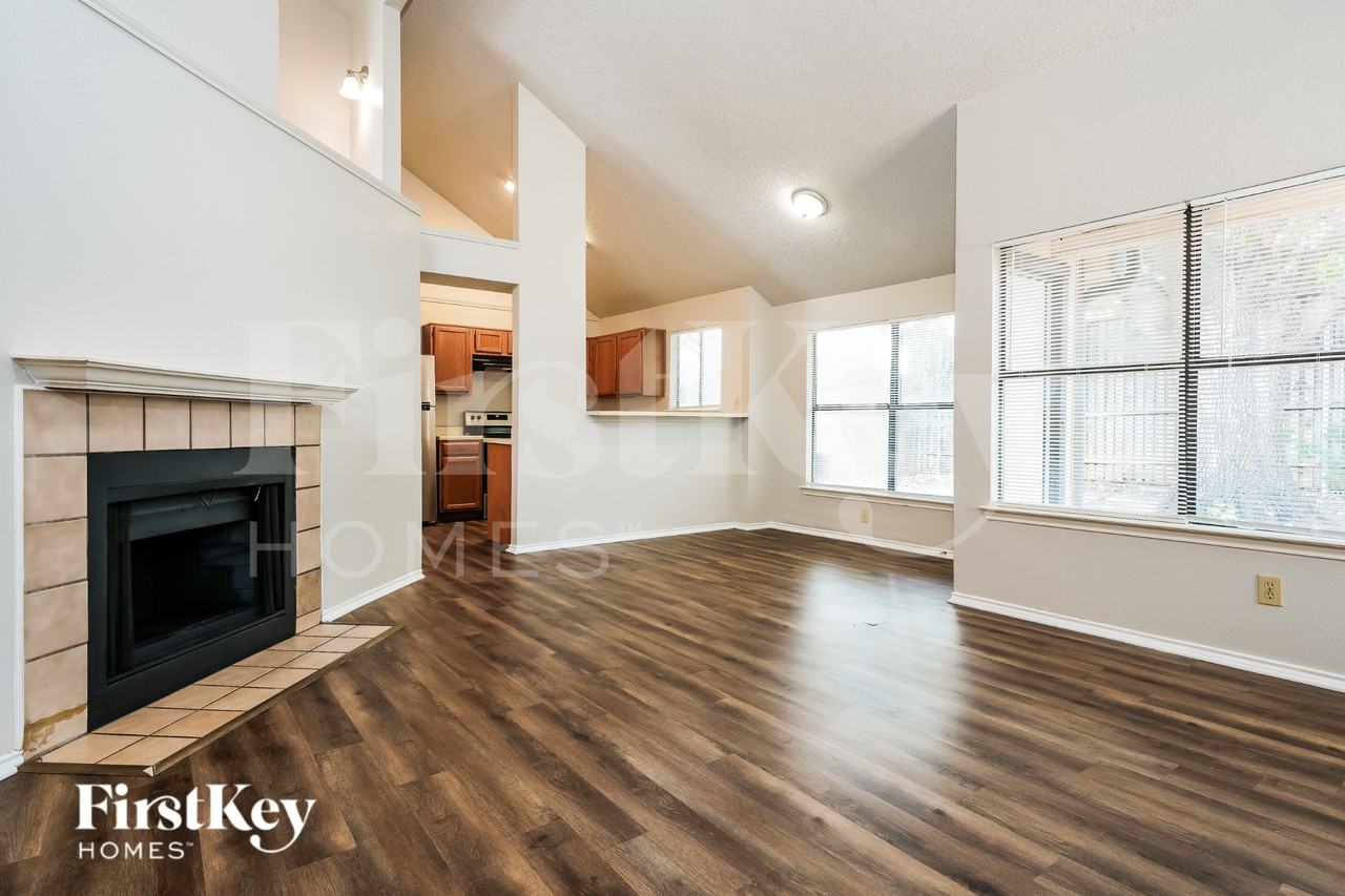 922 Ramblewood Dr - Photo 3 of 16