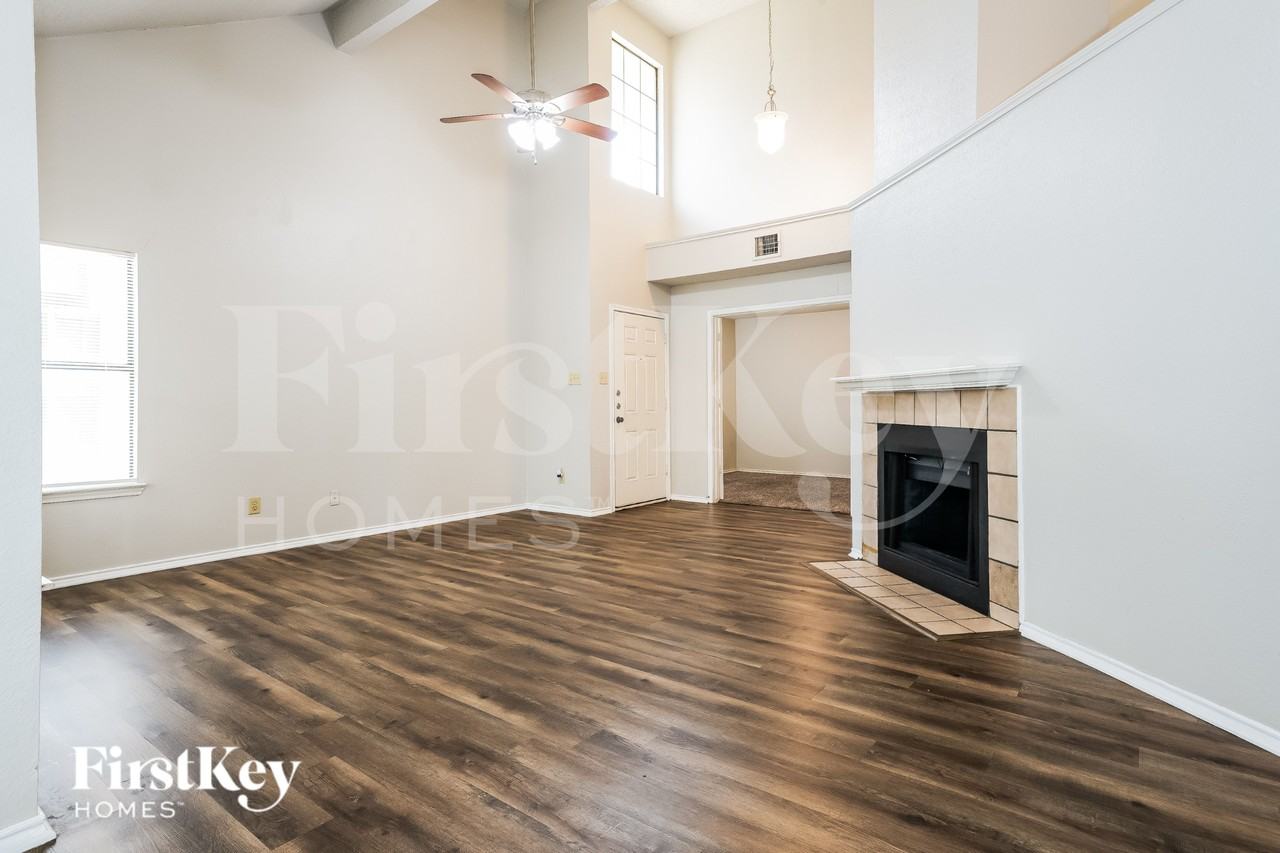 922 Ramblewood Dr - Photo 4 of 16