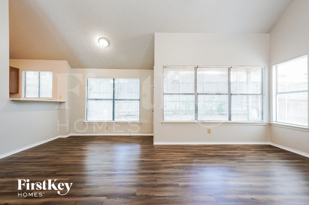 922 Ramblewood Dr - Photo 5 of 16