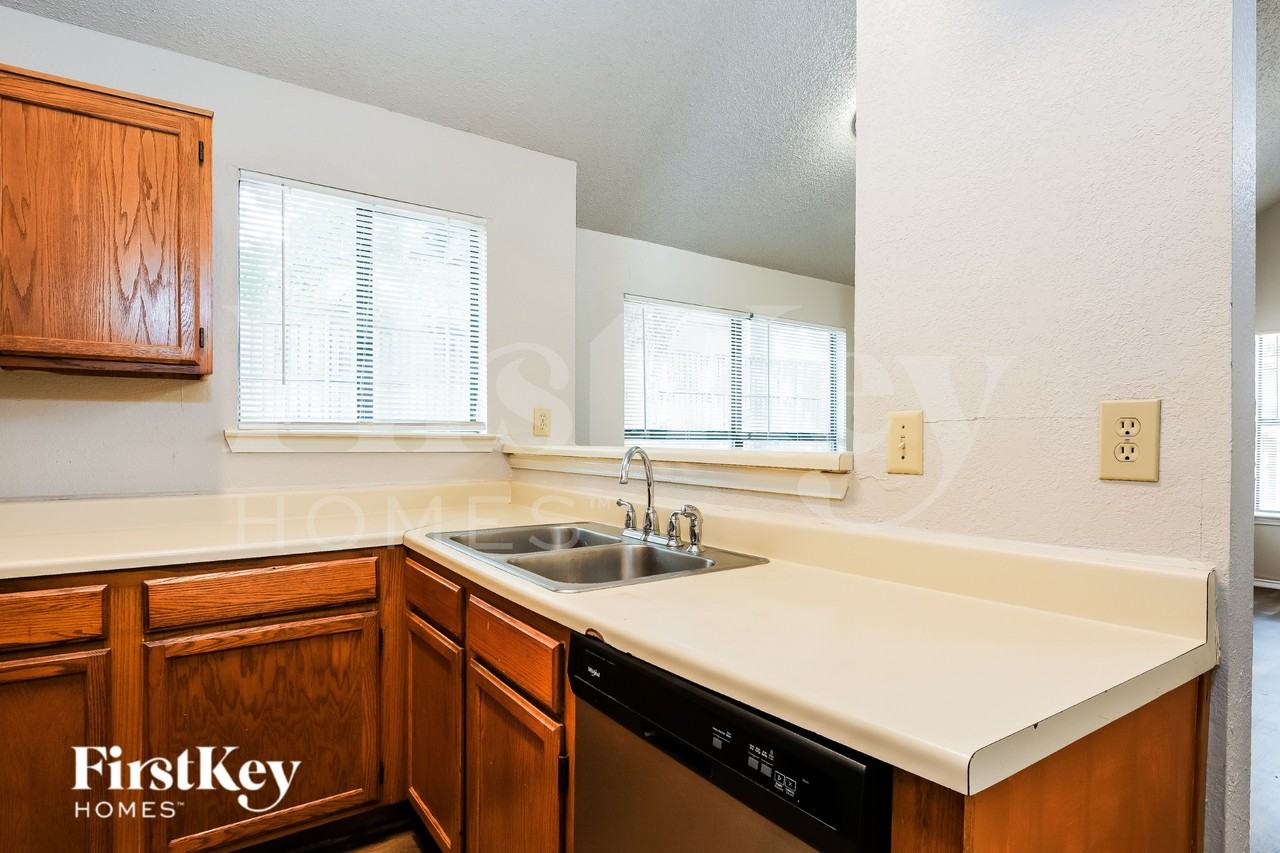 922 Ramblewood Dr - Photo 6 of 16