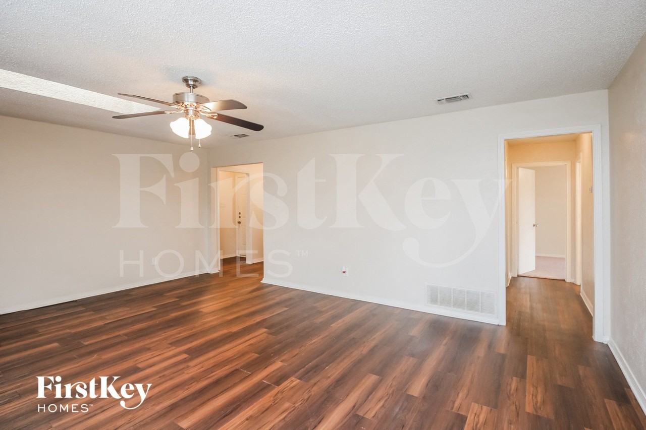 8513 Crestview Dr - Photo 2 of 15