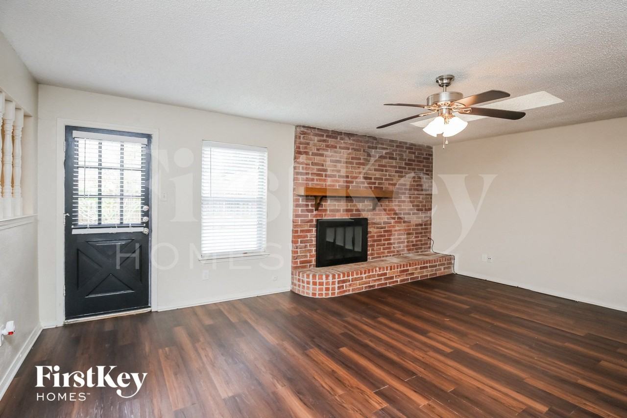 8513 Crestview Dr - Photo 3 of 15