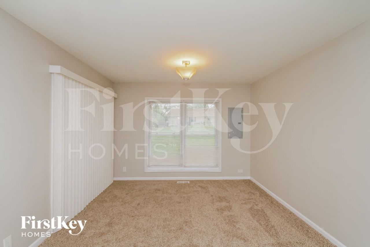 823 Oriole Dr - Photo 3 of 16