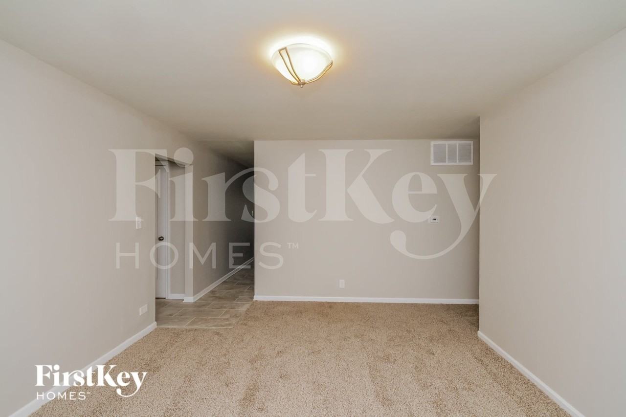 823 Oriole Dr - Photo 4 of 16