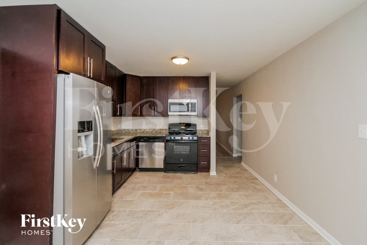 823 Oriole Dr - Photo 5 of 16