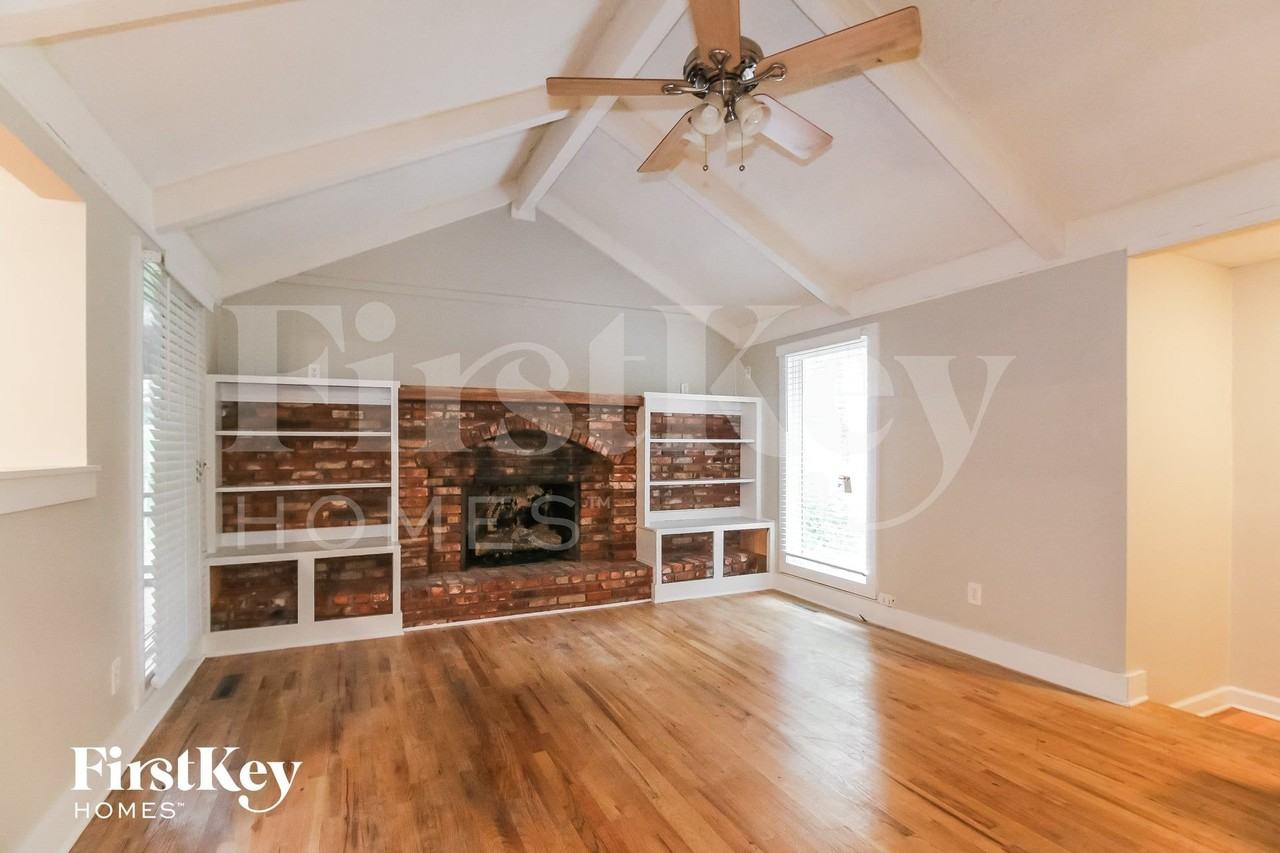 7939 N Campbell St - Photo 2 of 14