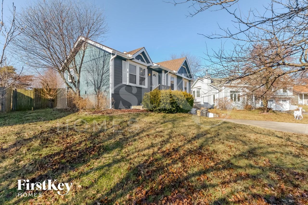 704 York Dr - Photo 2 of 15