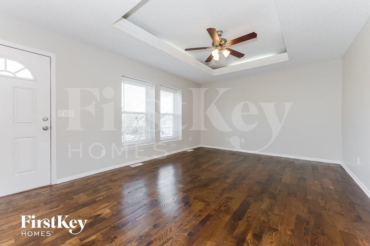 704 York Dr - Photo 3 of 15