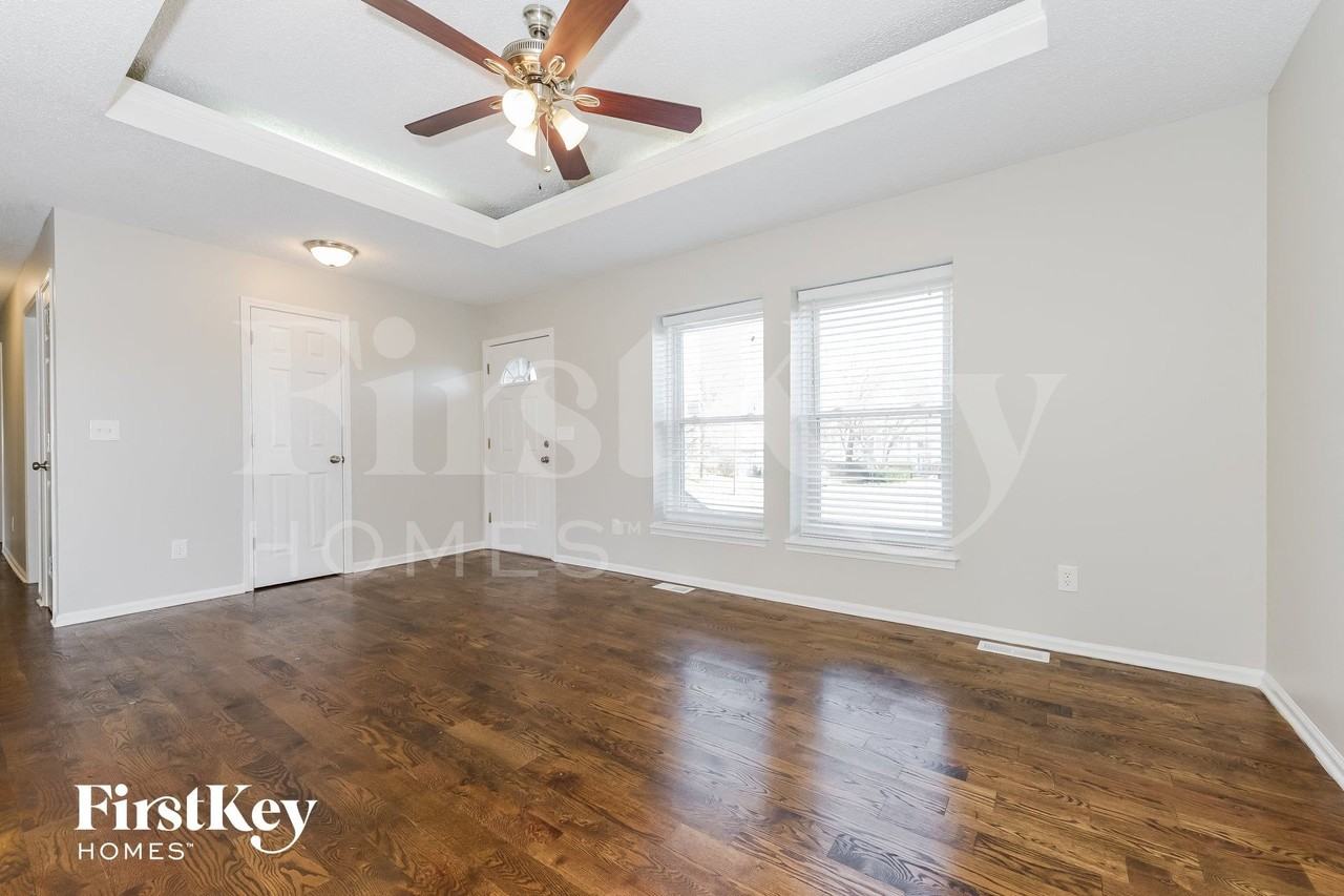 704 York Dr - Photo 5 of 15