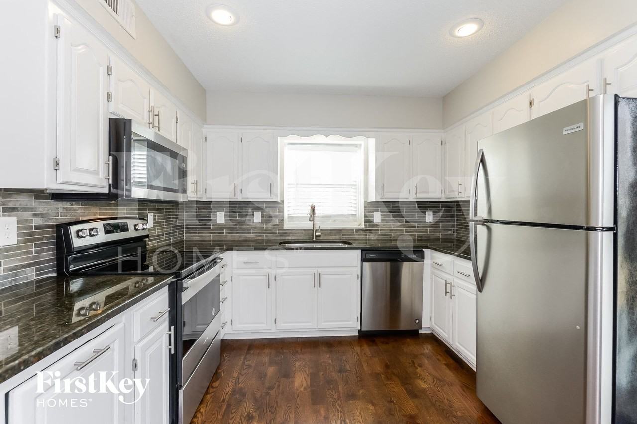 704 York Dr - Photo 7 of 15