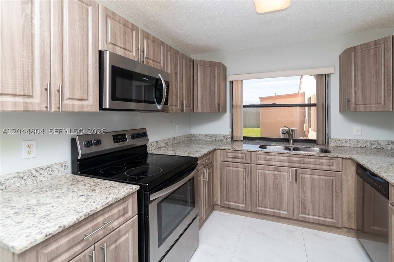 17059 Nw 60th Ct - Photo 4 of 11