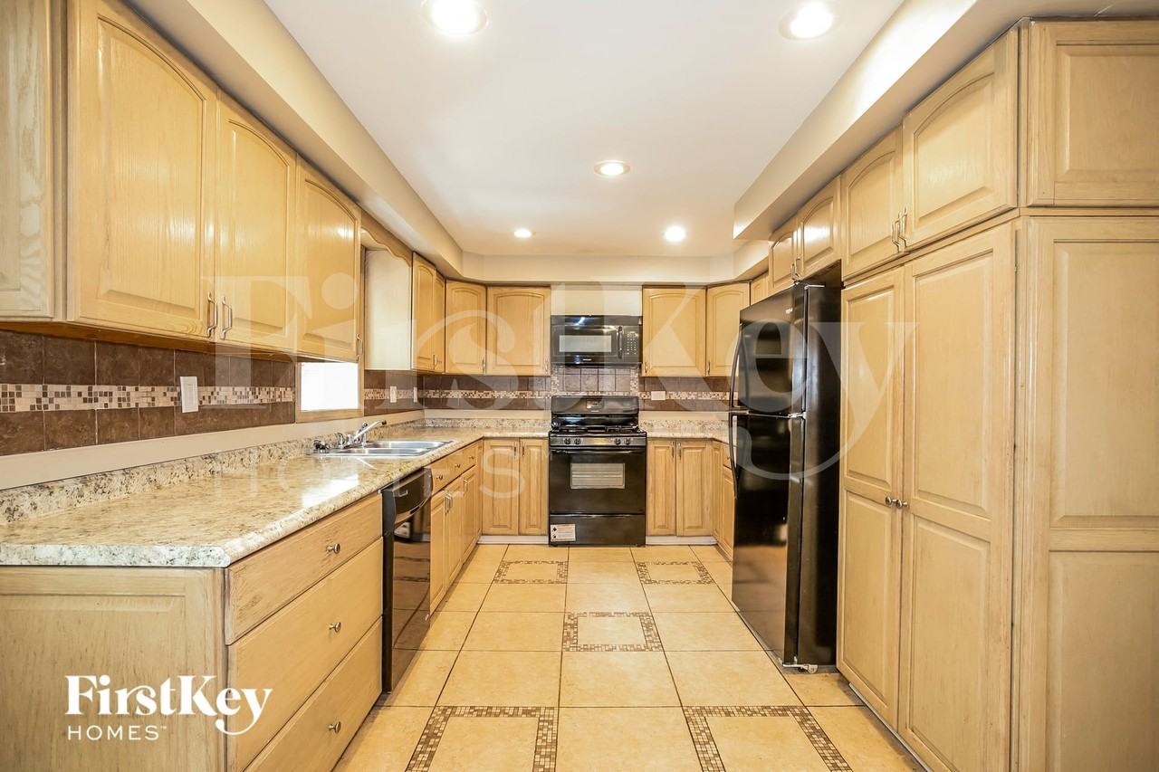 5224 Lemon Ln - Photo 4 of 15