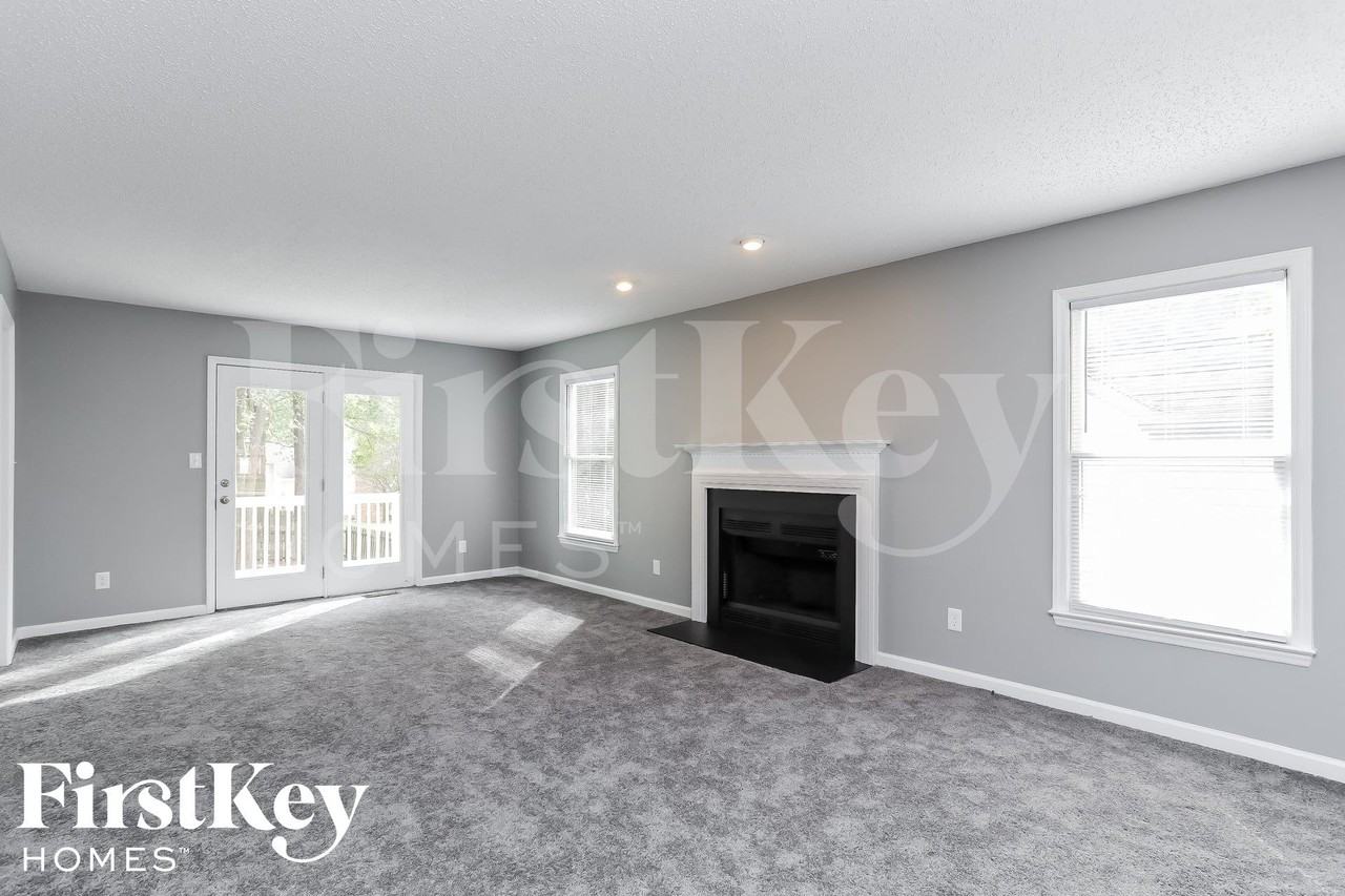 4905 Chimney Springs Dr - Photo 3 of 15