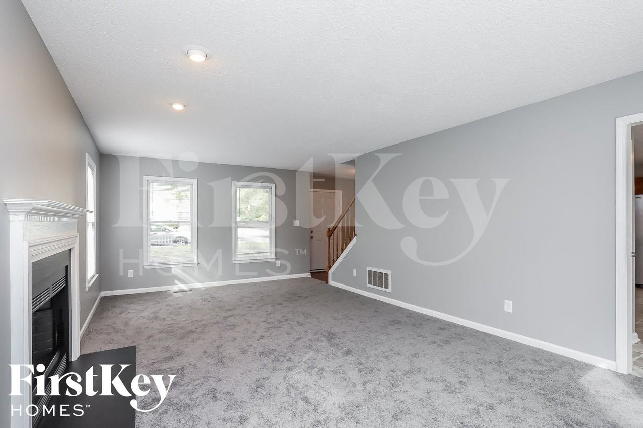 4905 Chimney Springs Dr - Photo 4 of 15