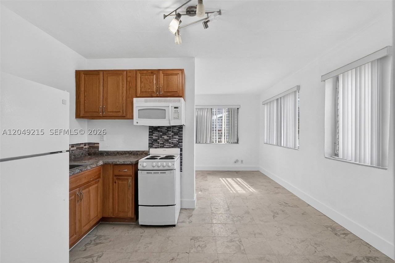 3205 Nw 3rd St #3205 - Photo 3 of 19