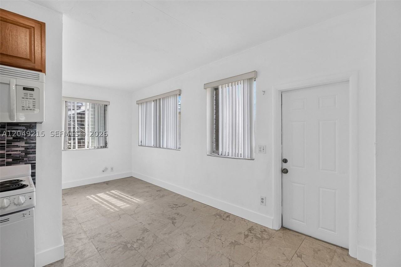 3205 Nw 3rd St #3205 - Photo 4 of 19