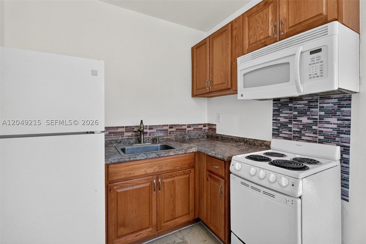 3205 Nw 3rd St #3205 - Photo 6 of 19