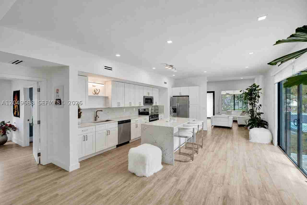 180 Sw 38th Ct - Photo 2 of 19