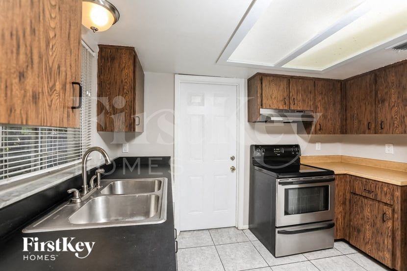 391 E Palmetto Ave - Photo 5 of 15