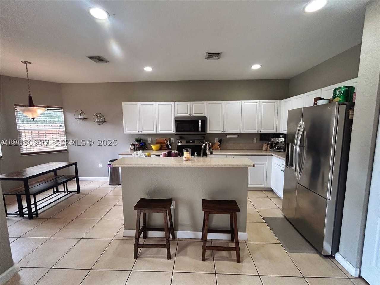 215 Ne 32nd Ter - Photo 5 of 23