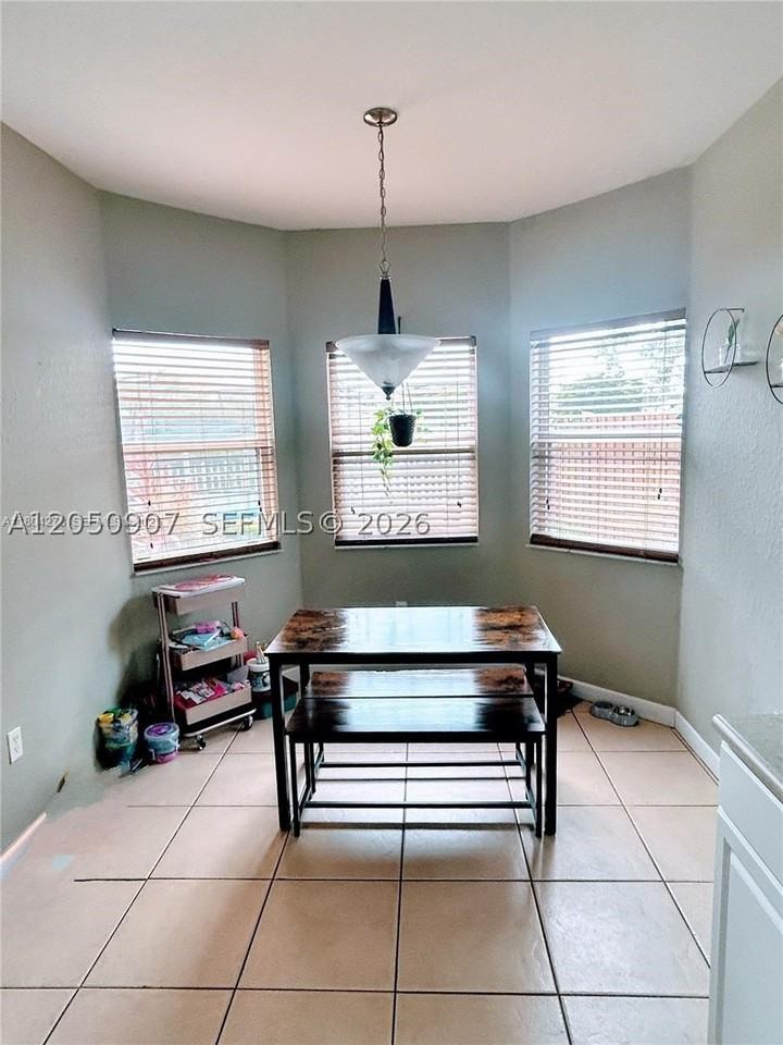 215 Ne 32nd Ter - Photo 6 of 23