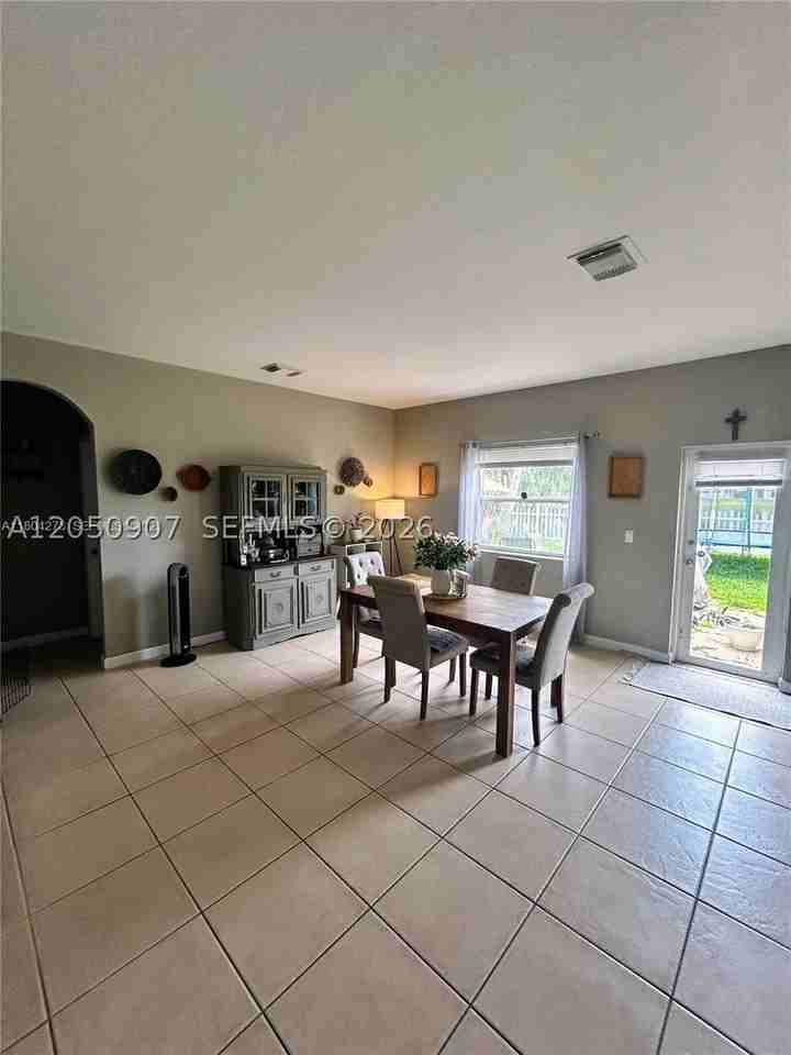 215 Ne 32nd Ter - Photo 7 of 23