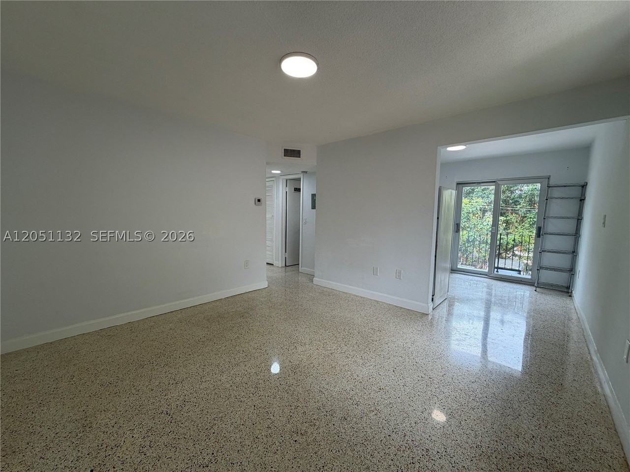 1460 Sw 4th St #6 - Photo 3 of 9