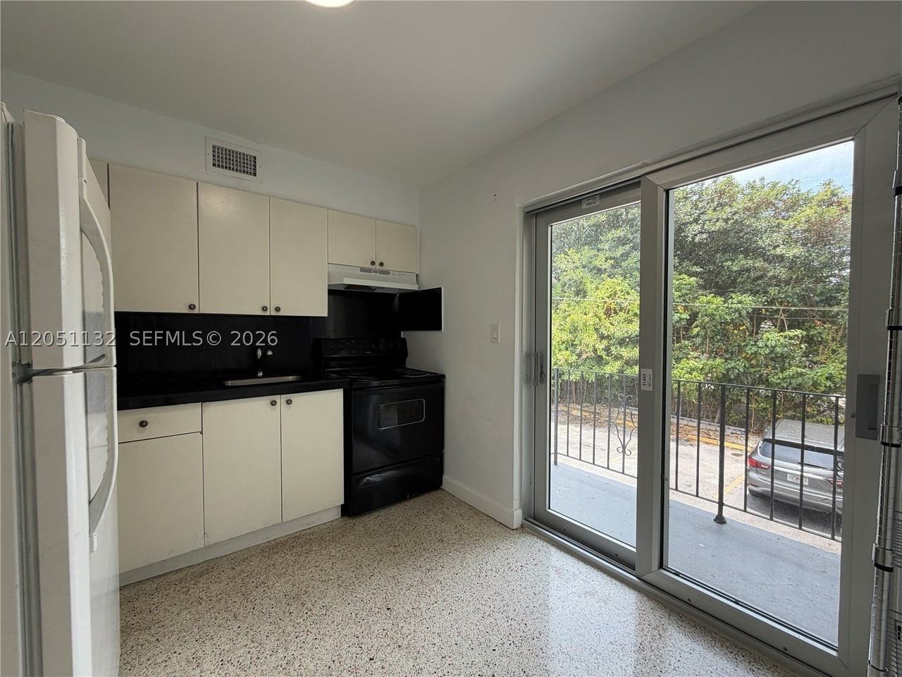 1460 Sw 4th St #6 - Photo 4 of 9