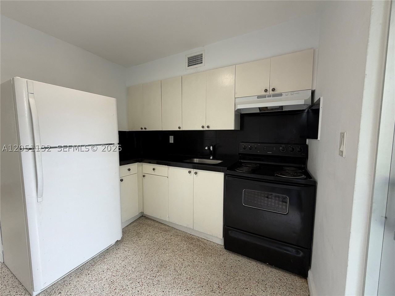 1460 Sw 4th St #6 - Photo 5 of 9