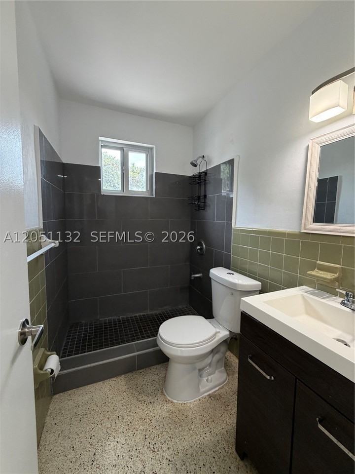 1460 Sw 4th St #6 - Photo 7 of 9
