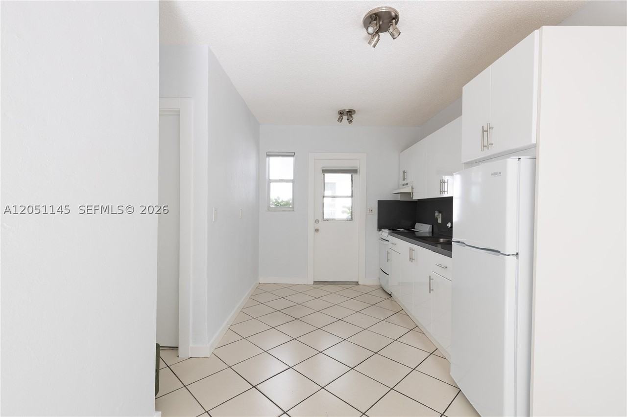 2825 Sw 3rd Ave #4 - Photo 4 of 11