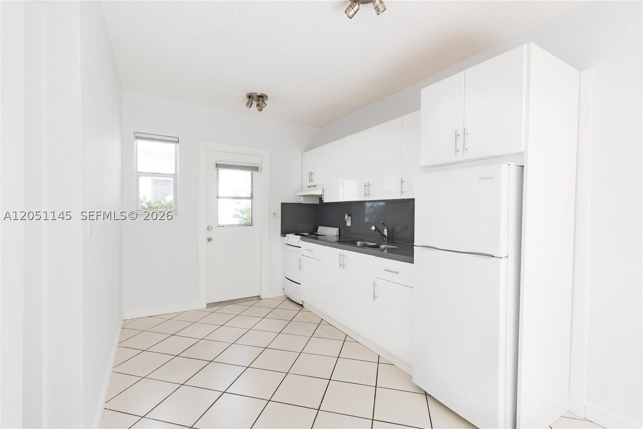 2825 Sw 3rd Ave #4 - Photo 5 of 11