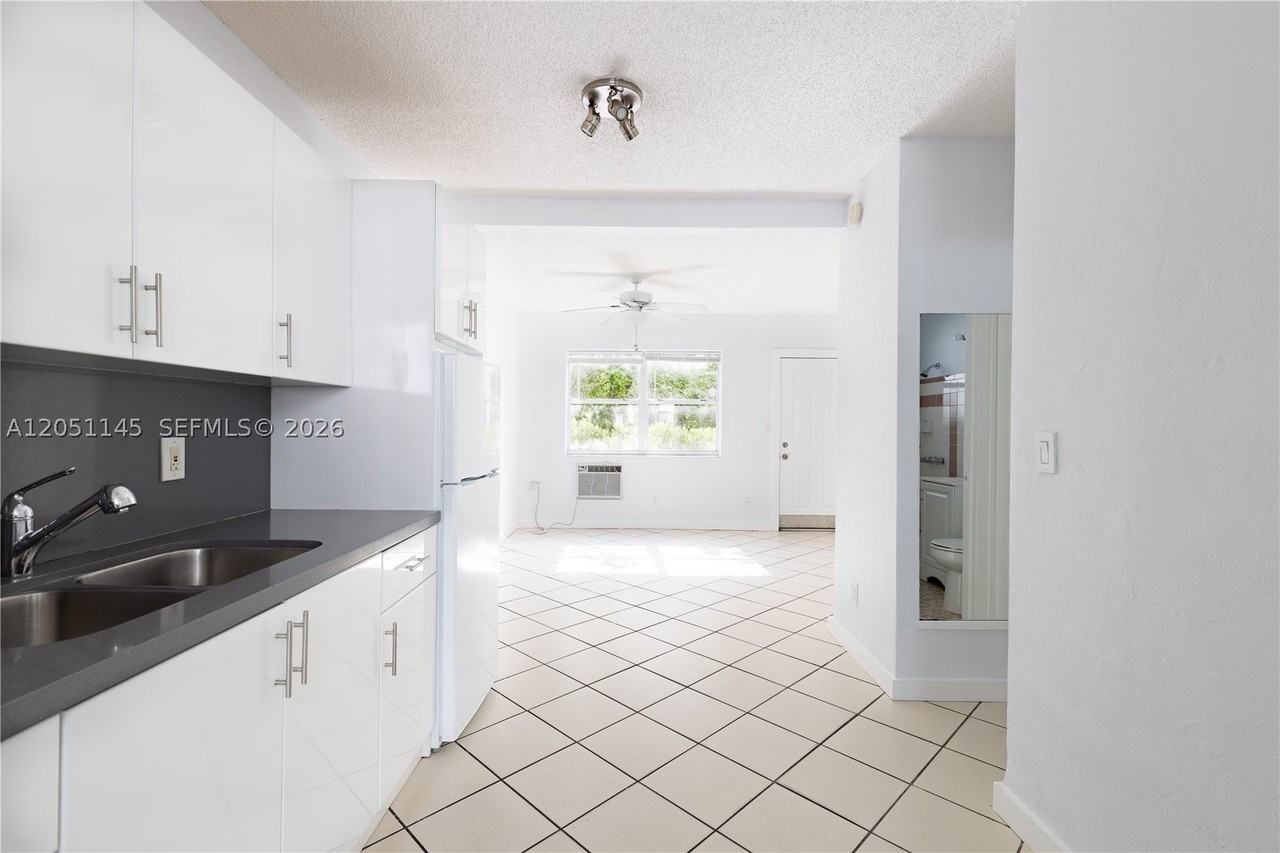 2825 Sw 3rd Ave #4 - Photo 6 of 11
