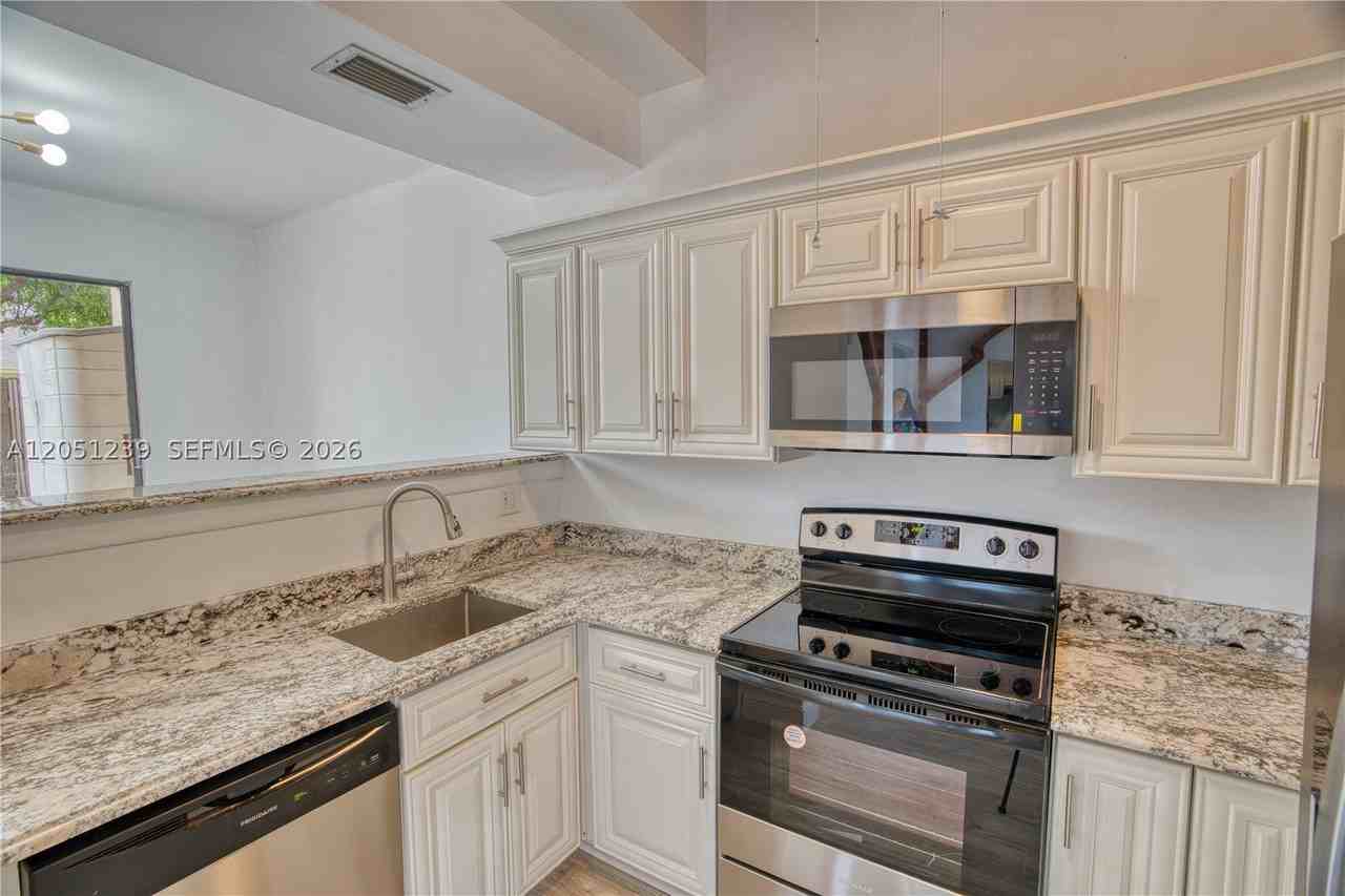 8015 Sw 21st Ct #8015 - Photo 7 of 31