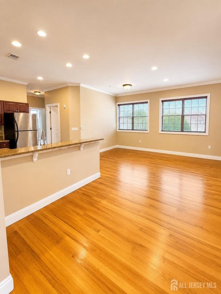 547 Sayre Ave #214 - Photo 3 of 10