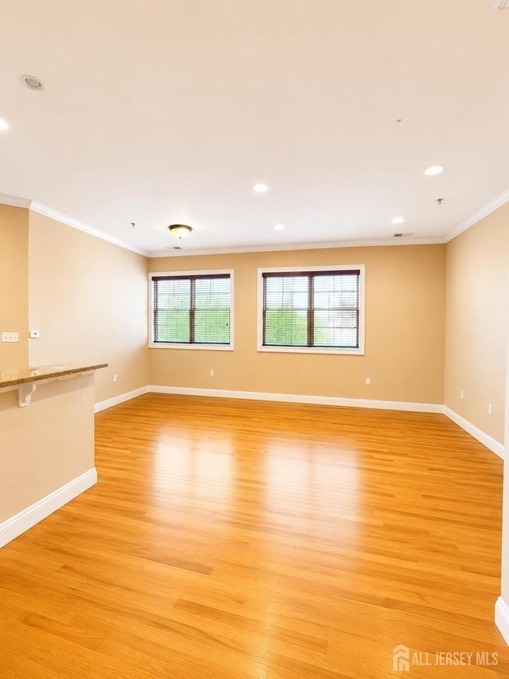 547 Sayre Ave #214 - Photo 4 of 10