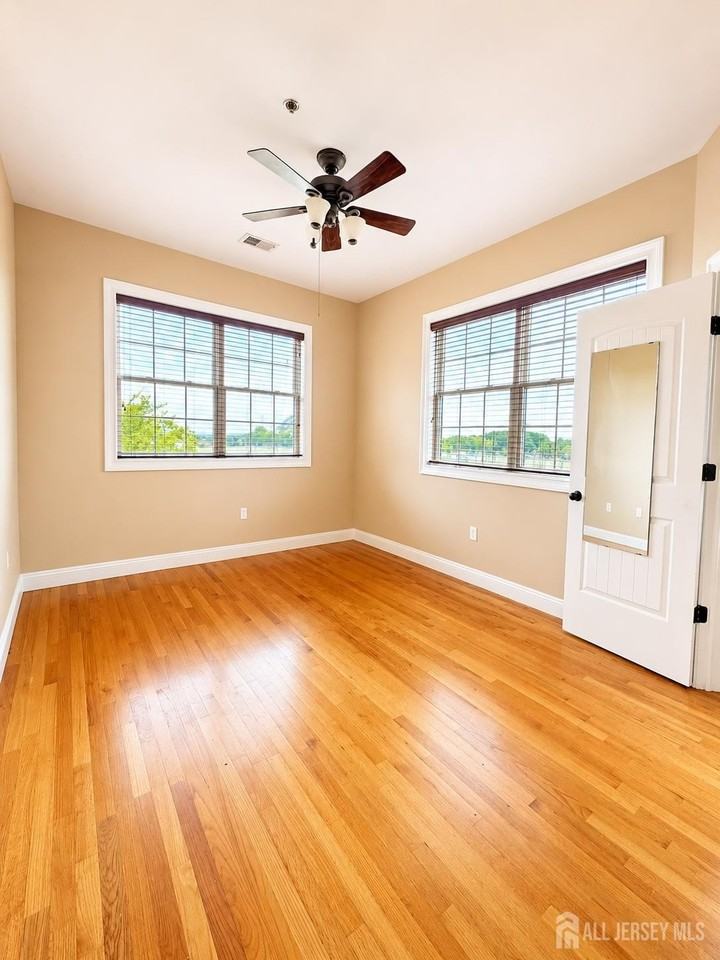 547 Sayre Ave #214 - Photo 7 of 10