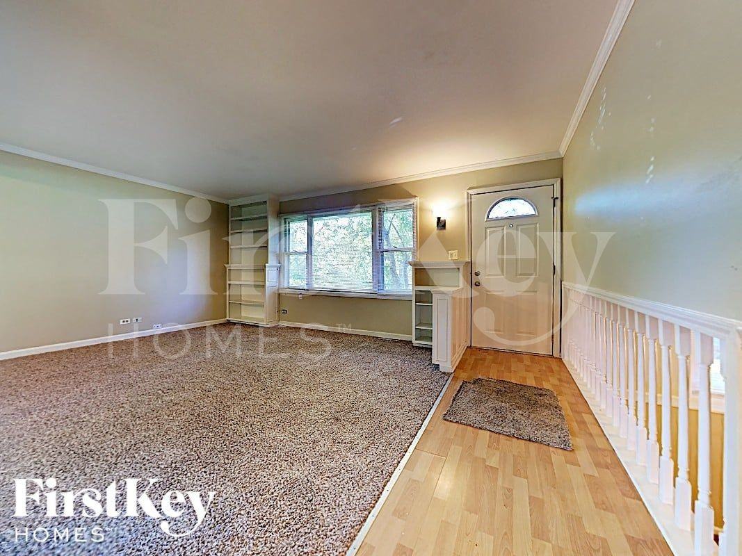28W608 Bolles Ave - Photo 2 of 18