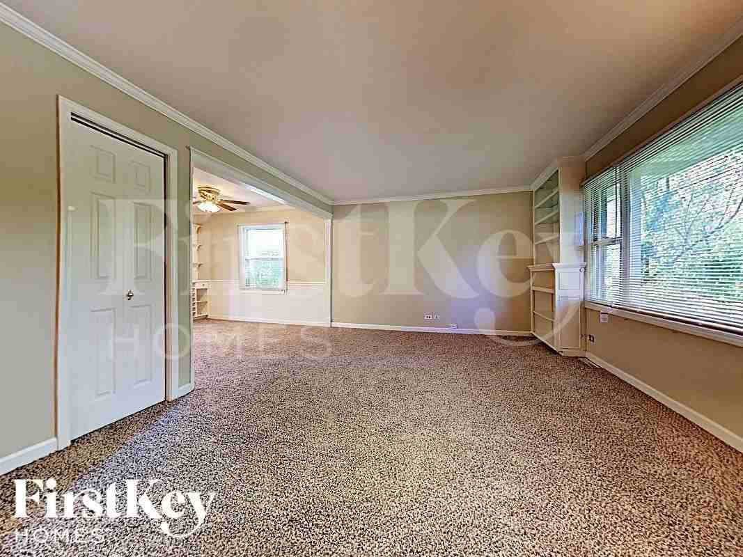 28W608 Bolles Ave - Photo 3 of 18