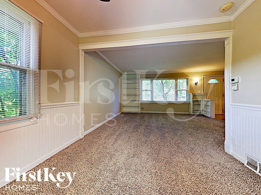 28W608 Bolles Ave - Photo 6 of 18