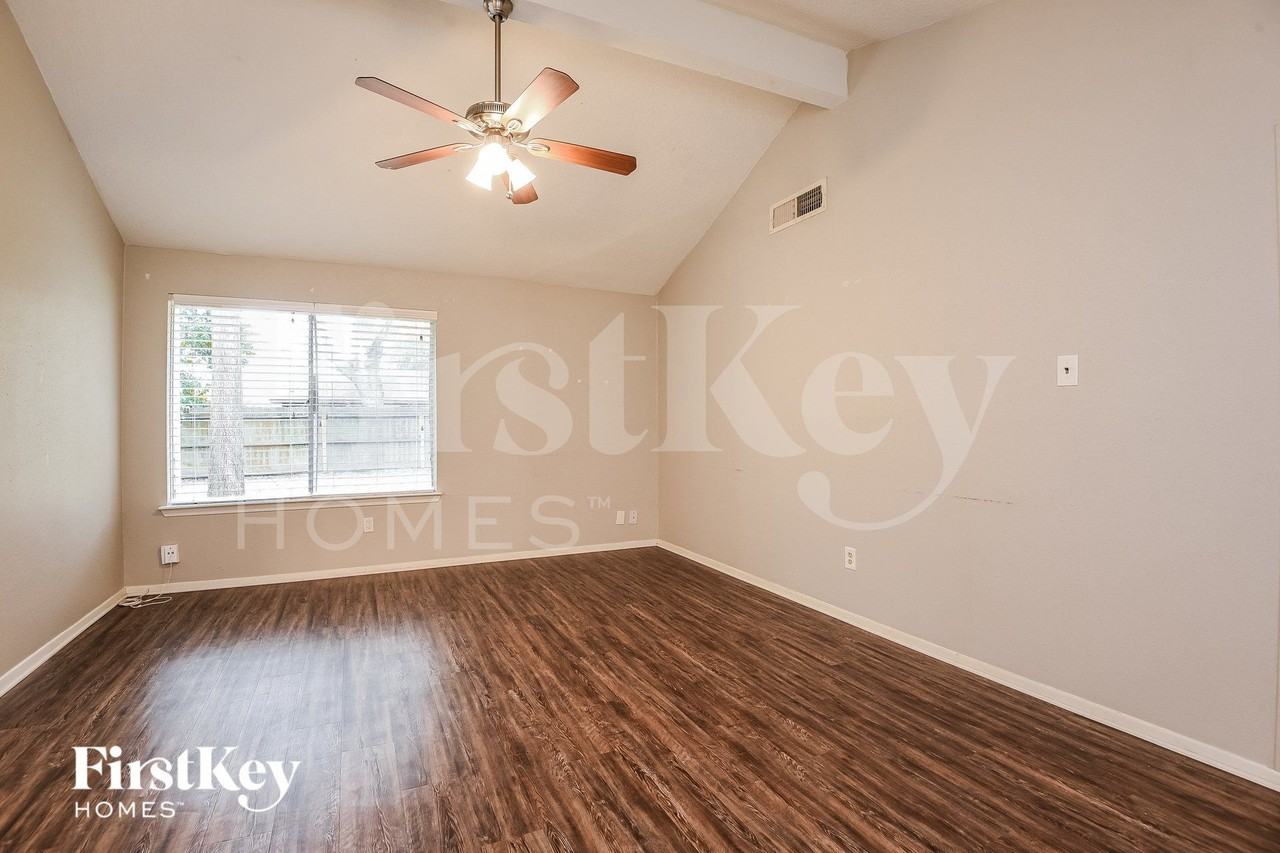 2718 N Brompton Dr - Photo 3 of 15