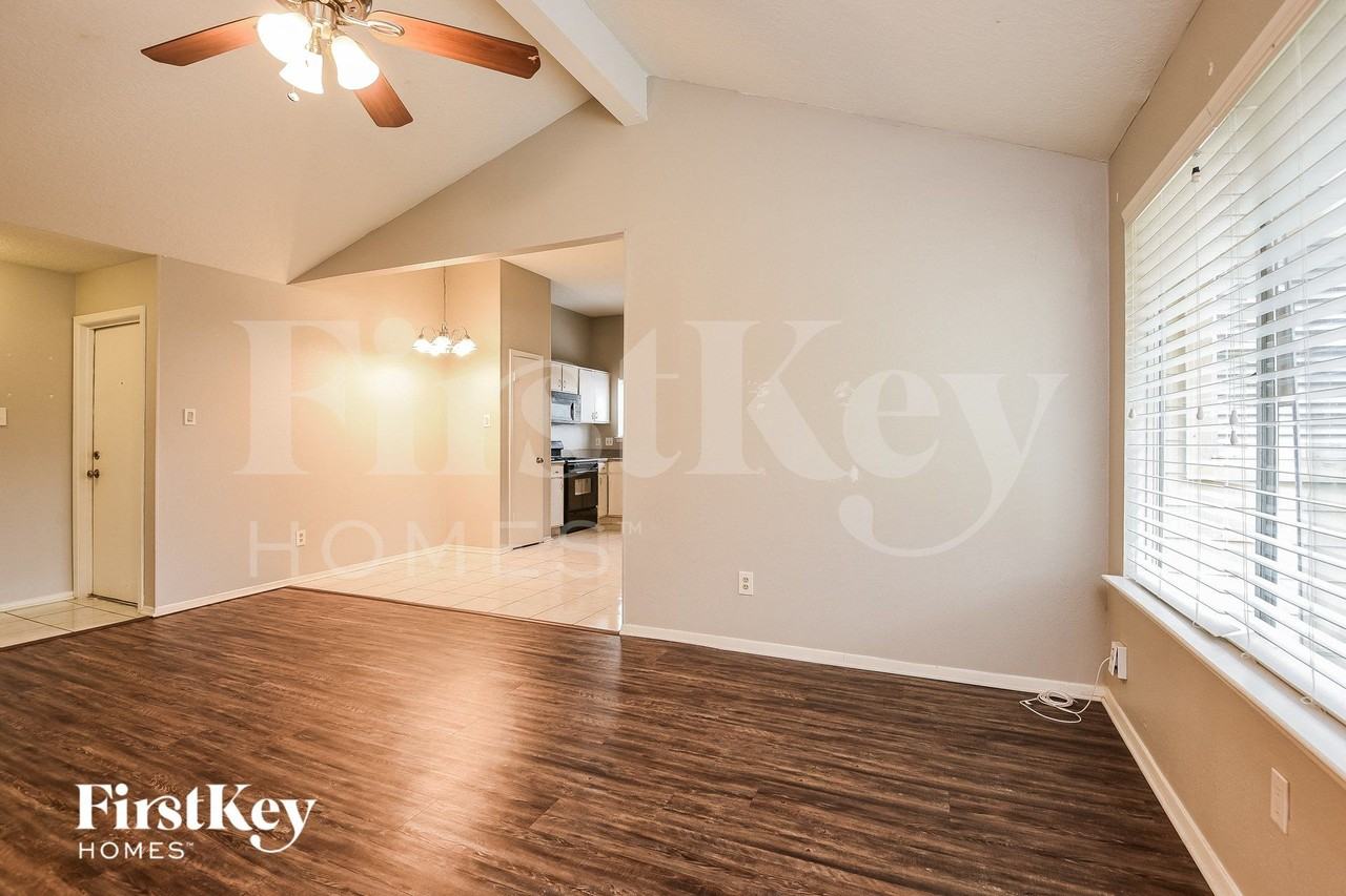 2718 N Brompton Dr - Photo 4 of 15