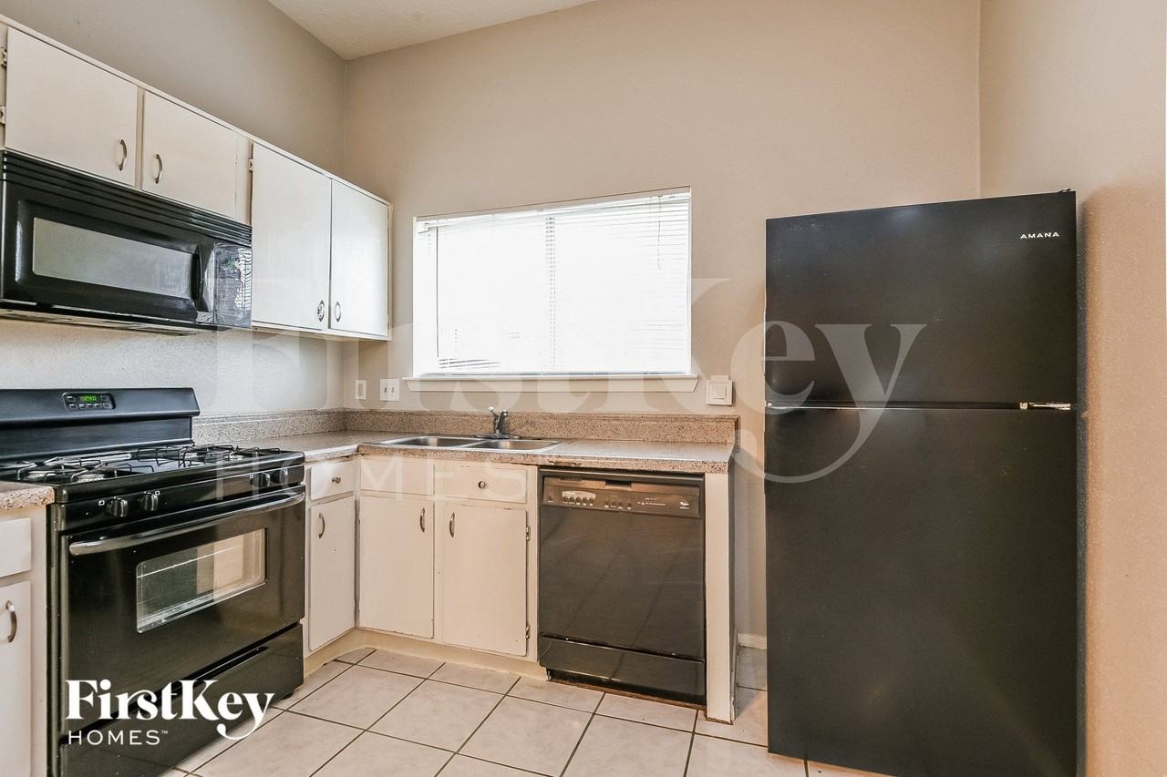 2718 N Brompton Dr - Photo 5 of 15