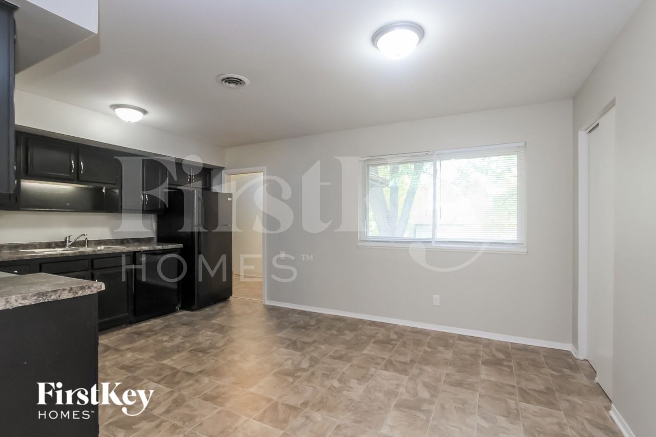221 Grovewood Dr - Photo 5 of 16