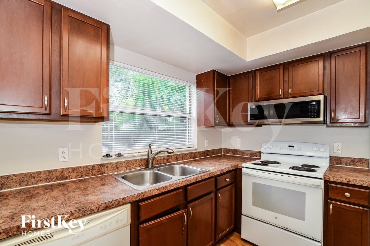 1836 Columbine Dr - Photo 6 of 17