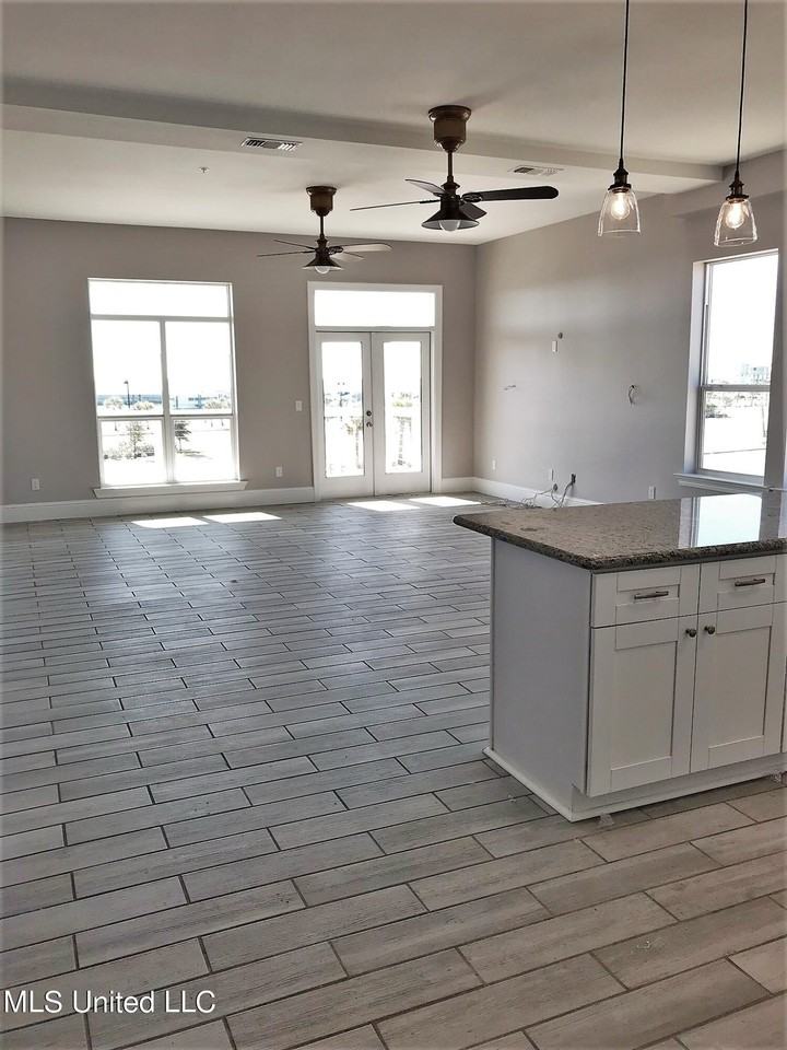 222 E Scenic Dr Apt 4 - Photo 2 of 8