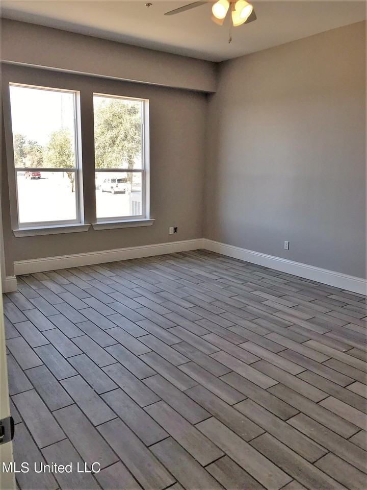222 E Scenic Dr Apt 4 - Photo 4 of 8