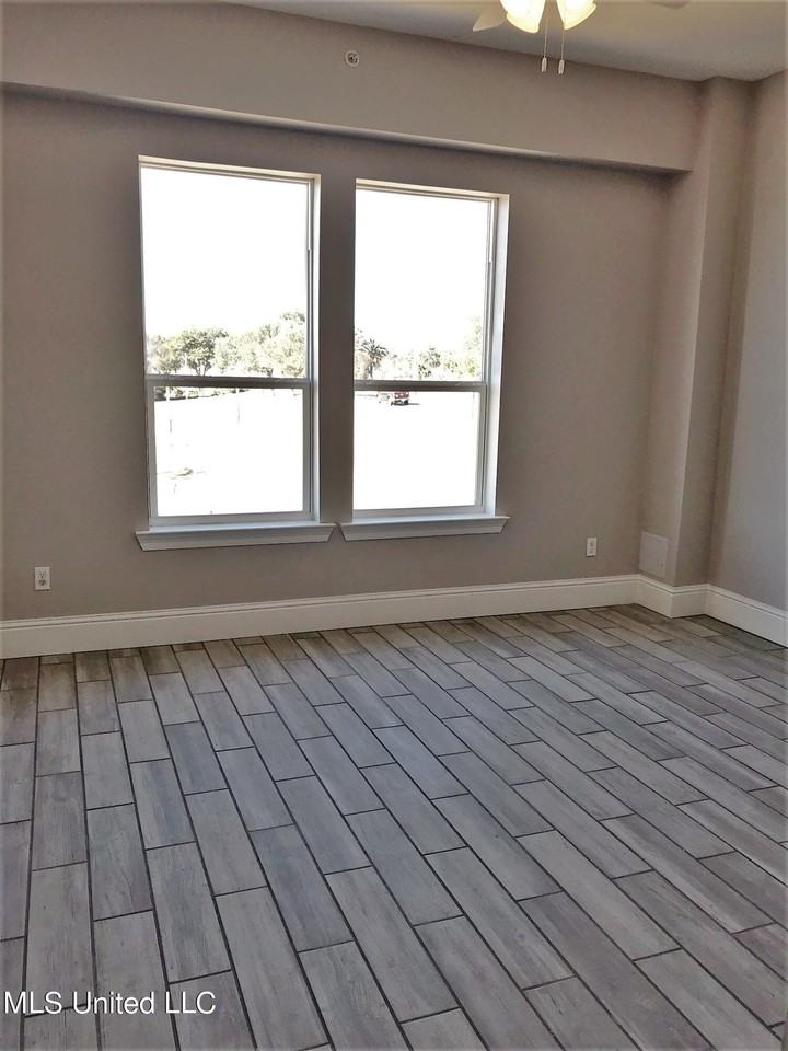 222 E Scenic Dr Apt 4 - Photo 5 of 8